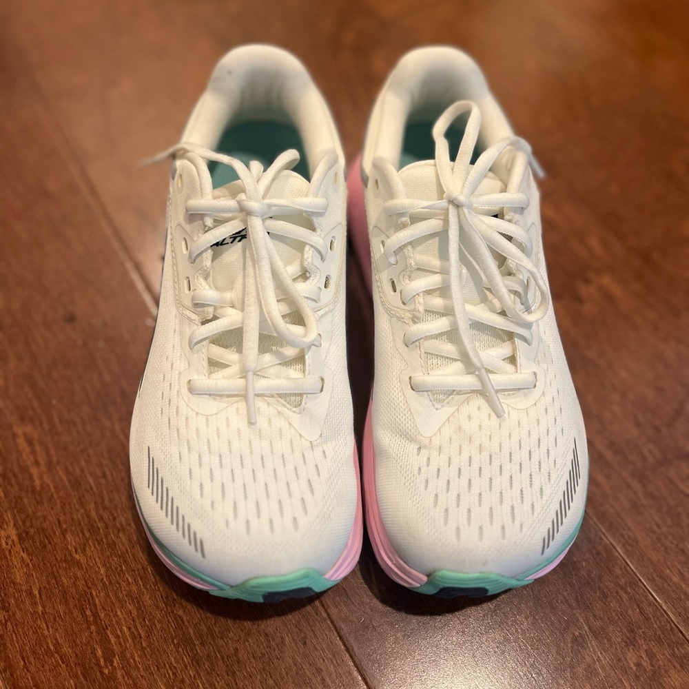 Women's Altra Via Olympus size 7 in Orchid